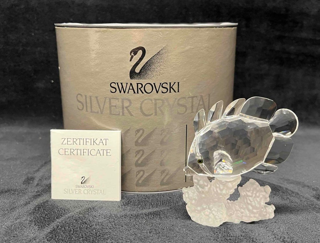 Swarovski Butterfly Fish With Coral Reef 7644: This lot contains a Swarovski Butterfly Fish With Coral Reef 7644. Approx Measurements are listed below. Total weight is approx 11.4oz. Overall the Swarovski Butterfly Fish With Coral Reef is in excel