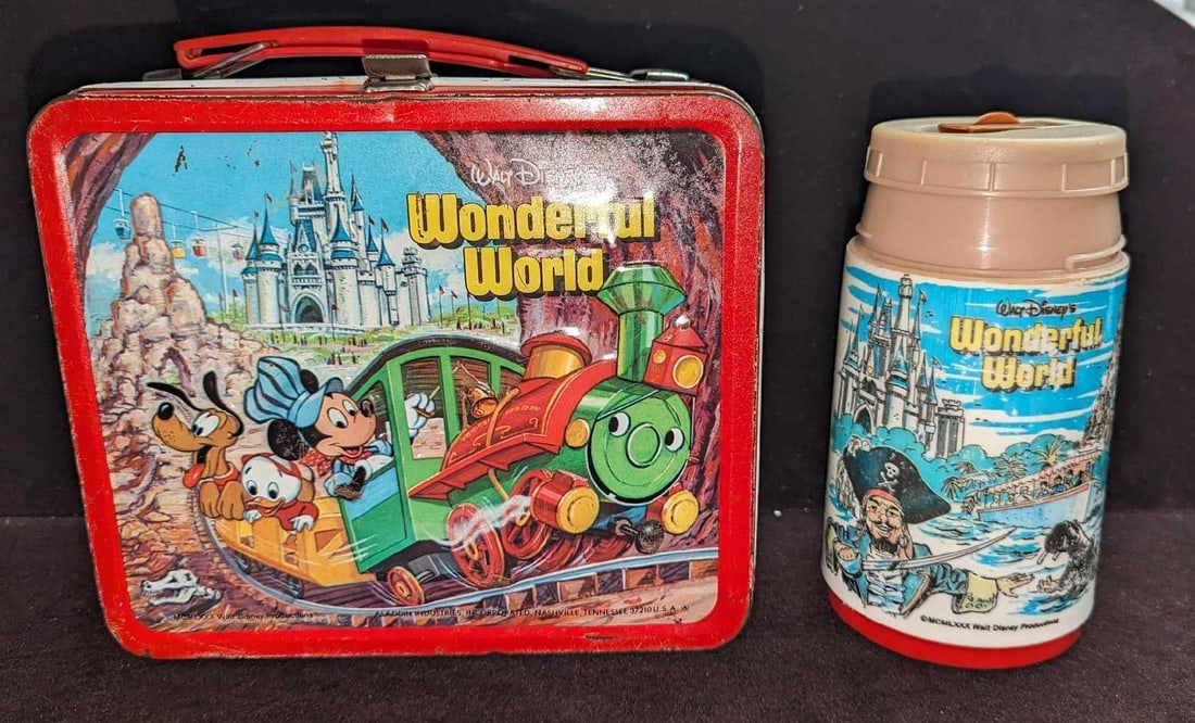Vintage Aladdin Lunchbox Disney World W Thermos: Vintage Aladdin Lunchbox Disney World W Thermos. This is approx 8" x 3 3/4' x 7" and it weighs 1.38lb. The lunchbox has some surface rust and markings and the Thermos has some scratches an