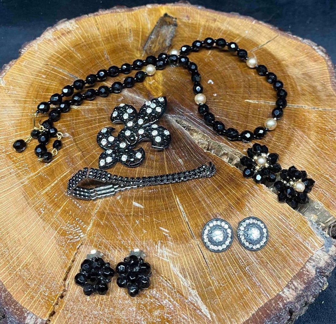 Vintage Costume Jewelry Random Black Bead Bundle (1 of 8)