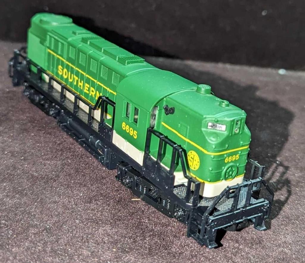 Model Power Southern Diesel Locomotive HO Scale (1 of 11)