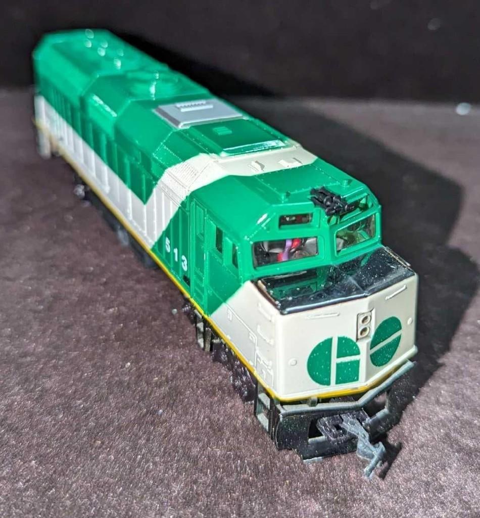 Life-Like HO Scale Government Of Ontario Locomotive: Life-Like HO Scale Government Of Ontario Locomotive. It comes in its original box that is approximately 10" x 1 3/4" x 6 1/4" and it weighs 1.12lb. The box has some shelf wear