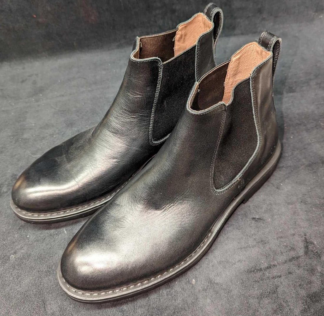 Nero Giardini Men's 11 Italian Leather Chelsea Boots: Nero Giardini Men's 11 Italian Leather Chelsea Boots. Has rubber soles. Each boot is approx 4 1/4' x 12 1/2" x 7" and the total weight is 2.41 lbs. The boots were never worn and have n