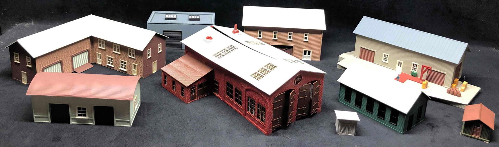 11pc Assorted Lot Vintage Model Train Buildings & Accessories (1 of 11)