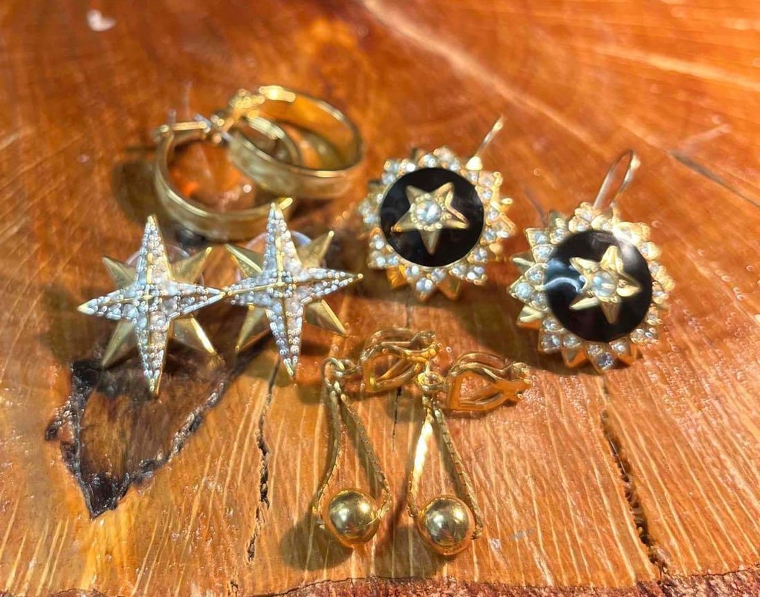 Earring Bundle Joan Rivers, Napier, Monet & Barbara Mandrell: This lot contains a Earring Bundle Joan Rivers, Napier, Monet & Barbara Mandrell. The box is approx 3 1/4" x 4" x 1 1/4". Total weight is approx 1.4oz. Overall the Earrings are in good