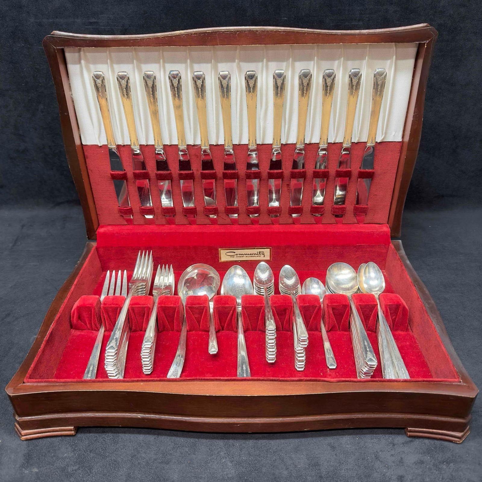 Community Milady 1940 Silverplate Flatware Service Dinner Set of 90 Pieces with Wooden Case (1 of 15)