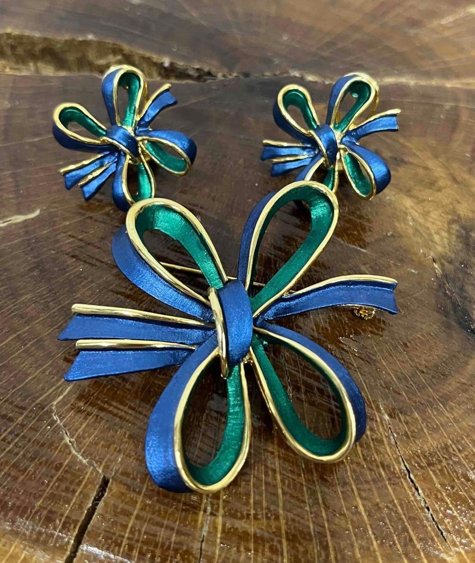 Vintage Carucci Gold Tone Blue/Green Ribbon Brooch & Earring Set (1 of 5)