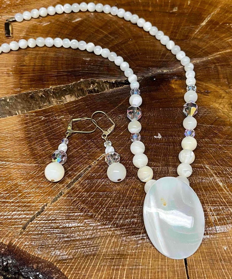 White/Clear Bead Costume Jewelry Set: This lot contains a White/Clear Bead Costume Jewelry Set. Fits in a small 4" x 6 3/4" plastic bag. Total weight is 1.5oz. Overall the set is in good used condition with some minor surface wear