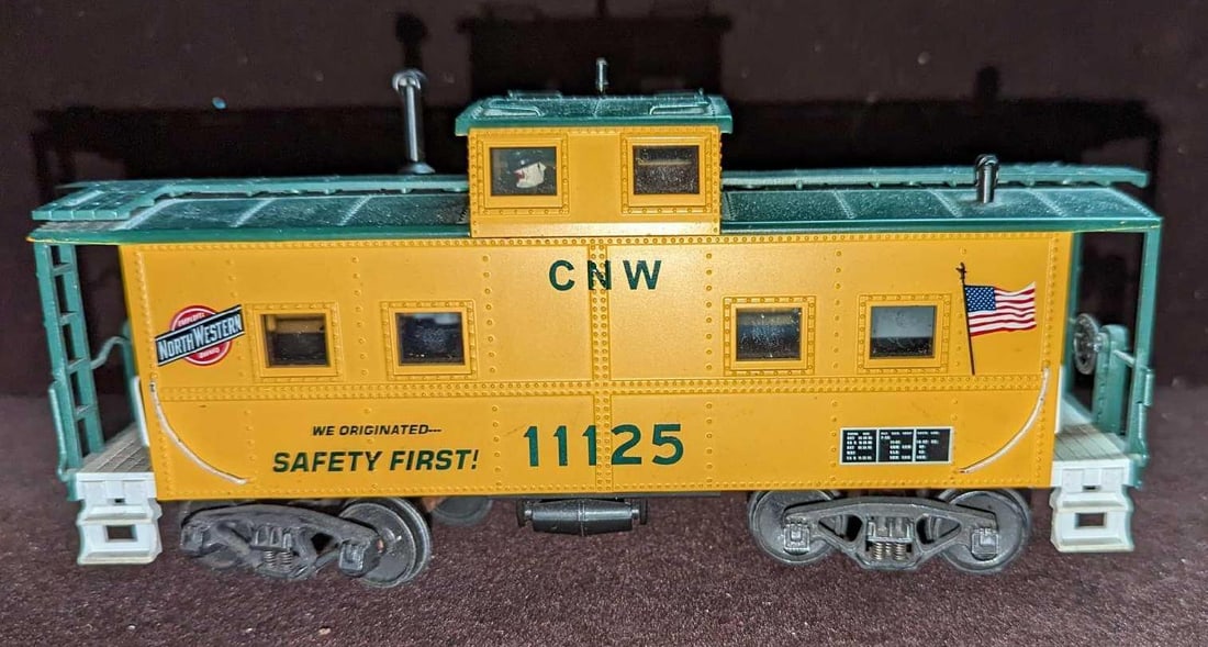 Rail King O Gauge Chicago Northwestern Caboose (1 of 9)