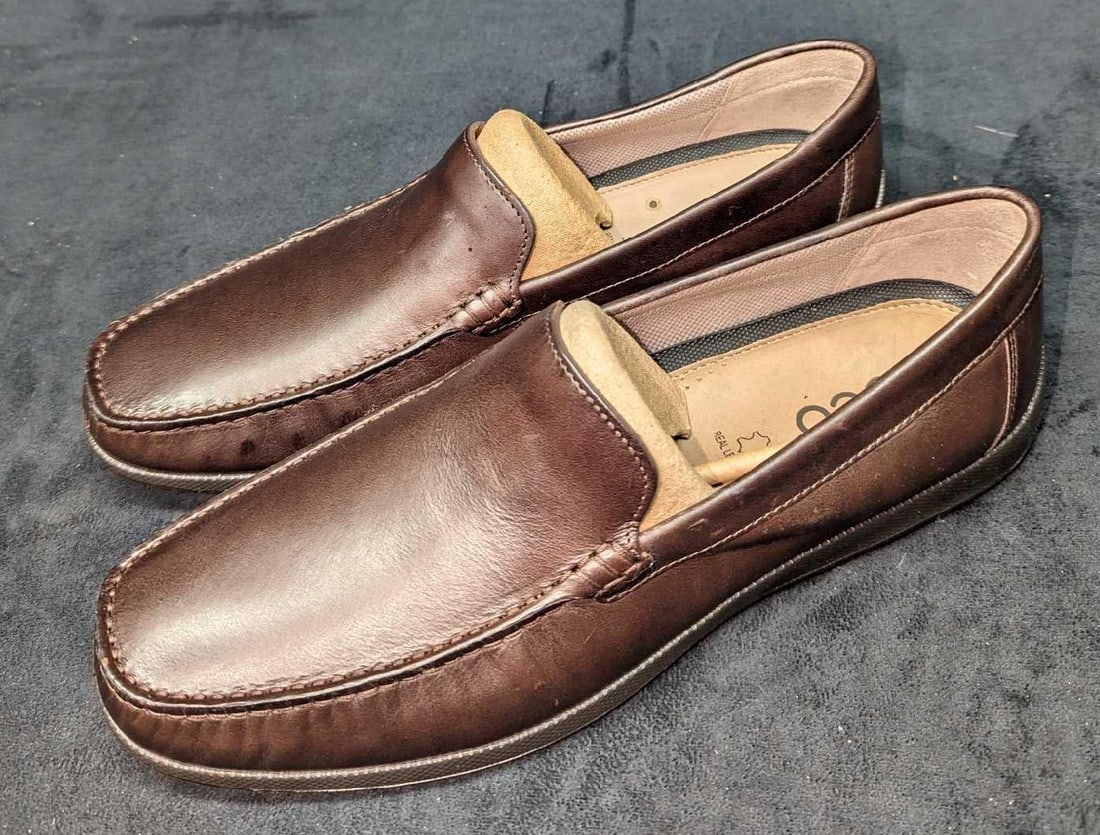 ECCO Reciprico Classic Leather Moccasin Men's 11.5: ECCO Reciprico Classic Leather Moccasin Men's 11.5. The shoes come in the original box that is approx 14" x 7 1/4" x 5" and the weight is 1.92lb. The shoes do not appear to have been w