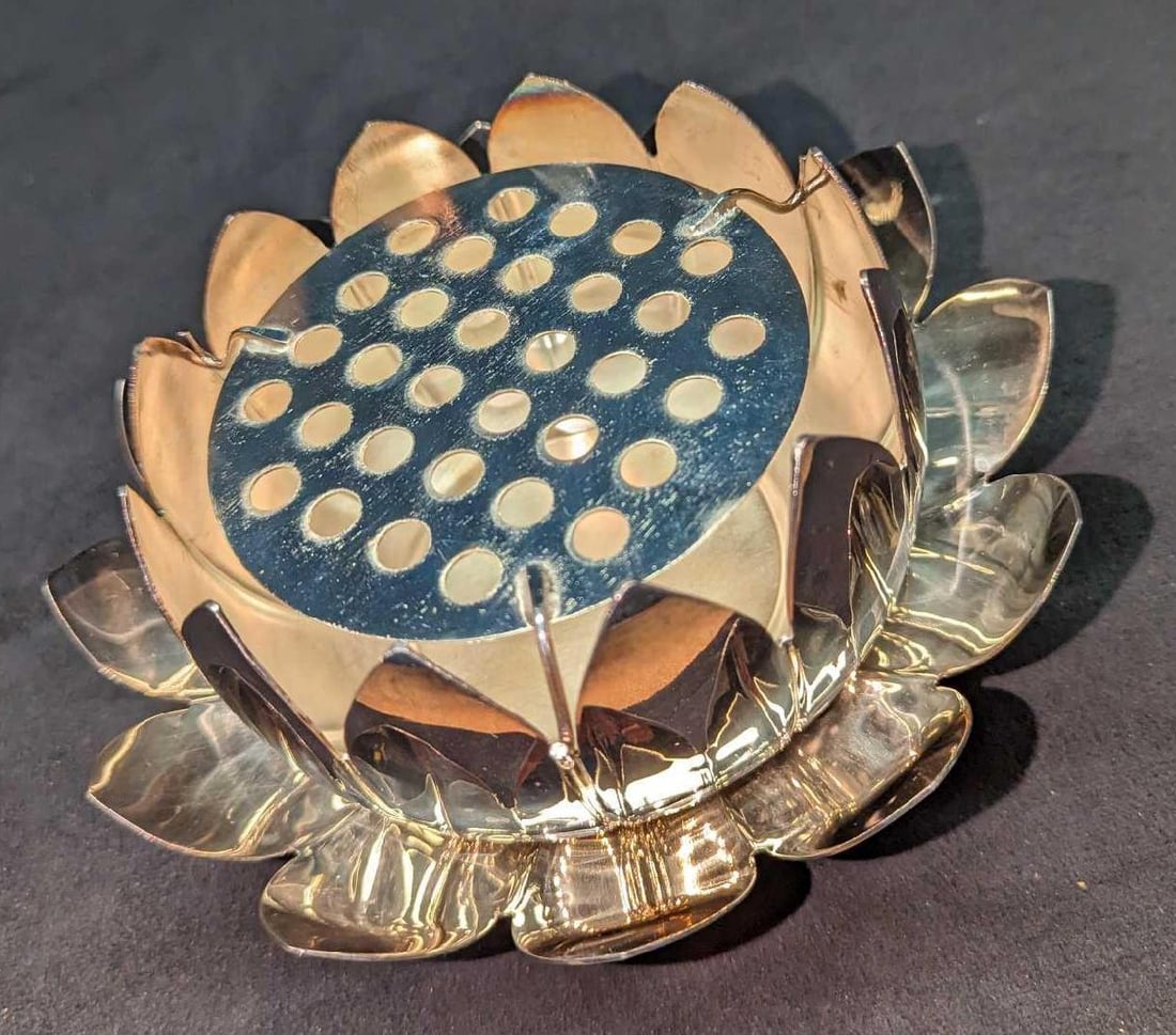 Complete 3 Piece Silver Plate Leonard Lotus Flower: Complete 3 Piece Silver Plate Leonard Lotus Flower. Together, this is approximately 7" x 7" x 3 1/2" and it weighs 1.08lb. It has some wear and scratches. Please see the images as they are
