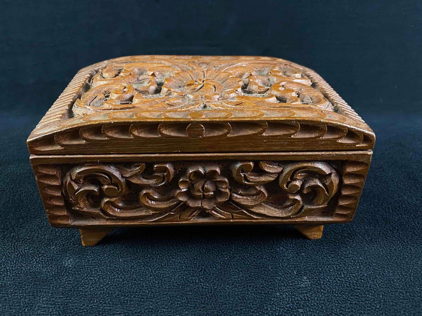 Vintage Hand Carved Flowers Footed Wood Trinket / Jewelry Box: Vintage Hand Carved Flowers Footed Wood Trinket / Jewelry Box Hand Carved Footed Bottom 12 oz 3" x 6" x 4" x 4"
