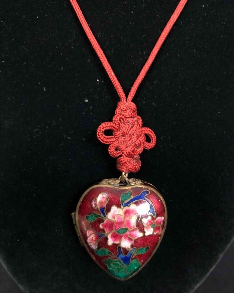 Cloisonné Heart Locket Necklace: Cloisonné Heart Locket Necklace. This lot contains a vintage cloisonné heart locket necklace. It is approx 13 1/4" x 1 1/4" x 1/4 and weighs about 0.7oz. Overall the necklace is in good used