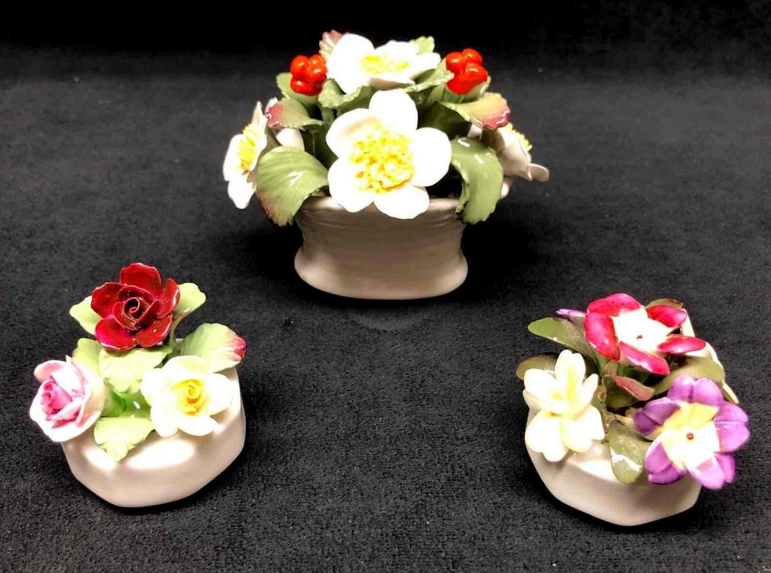 3 Aynsley England Fine Bone China Bouquets - Hand Modelled, Hand Painted (448A): Three Aynsley Fine Bone China Floral Bouquets. Made in England. Large Bouquet 4-1/4" x 3" x 3" Small Bouquet 2" x 2" x 2" Small Bouquet 2-1/4" x 2-1/4" x 1-3/4" Com