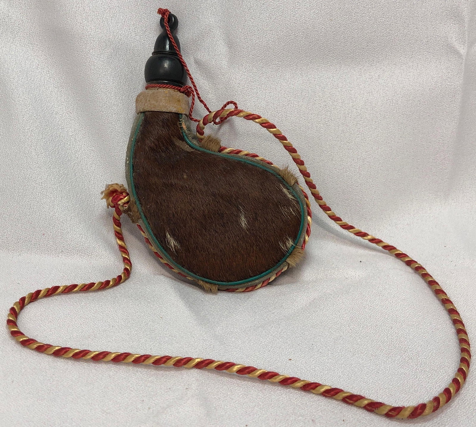 Vintage Haircalf Bota Bag Water Canteen Wine Flask: This lot contains a Vintage Haircalf Bota Bag Water Canteen Wine Flask. It is approx 6-1/2" x 4-1/4" x 1-1/2" and weighs about 0.2lbs. Overall the Bota Bag is in good used condition with s
