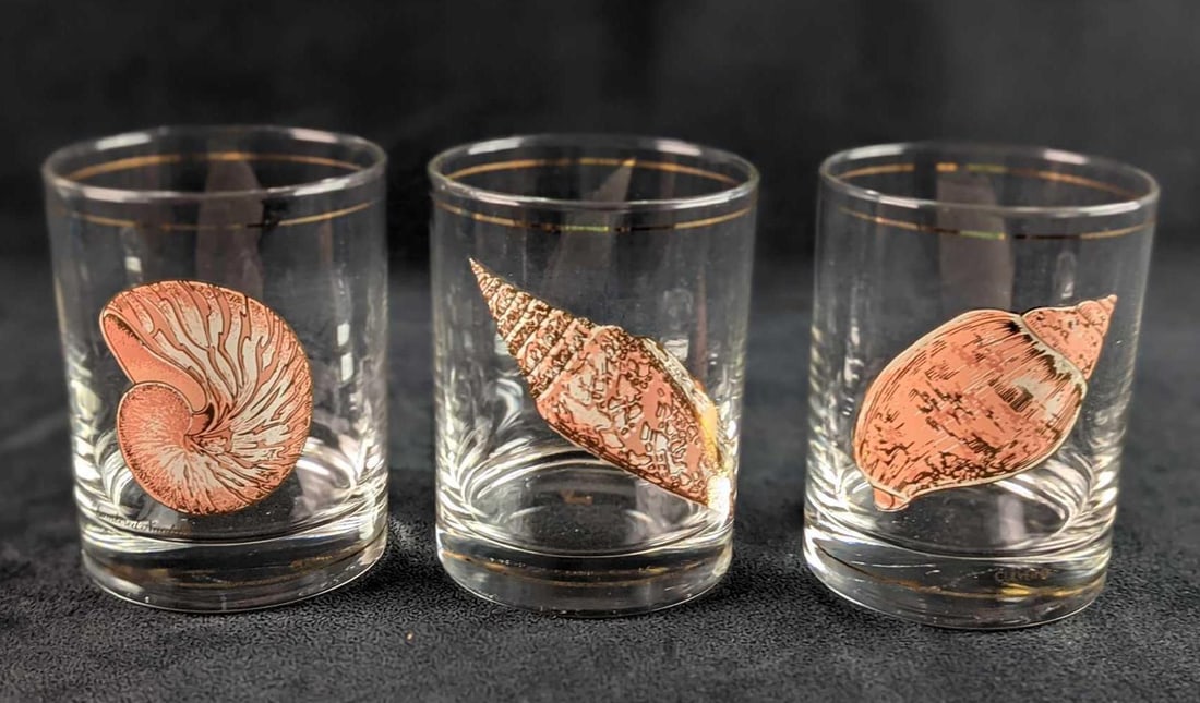 Set Of Three Culver Glass Shell Old Fashion Glasses 22k Gold: Set Of Three Culver Glass Shell Old Fashion Glasses With 22K Gold Borders. This lot contains three different designs and are approx 3 1/4" x 3 1/4" x4". Glasses are all in a good, used con
