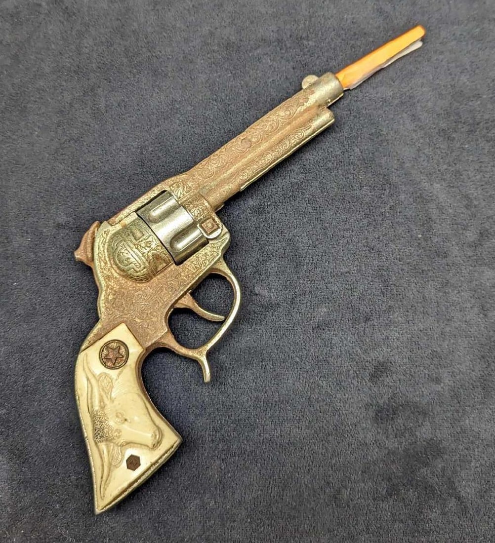 Vintage Hubley Texan Cast Iron Cap Gun: Vintage Hubley Texan Cast Iron Cap Gun. From the 1940s. The cap gun is approx 9" x 1 3/4" x 4 1/2" and it weighs 1.14lb. Part of the hammer is broken off. The mechanisms are all in working