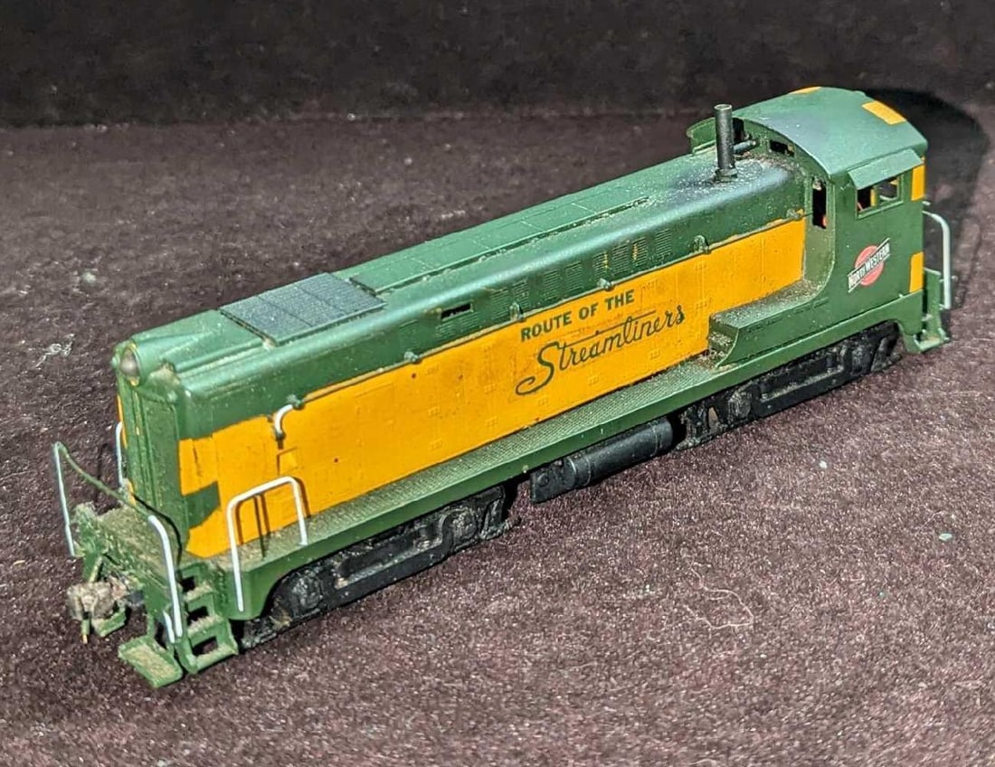 Hallmark Models HO Scale Chicago NW Railway Locomotive (1 of 7)