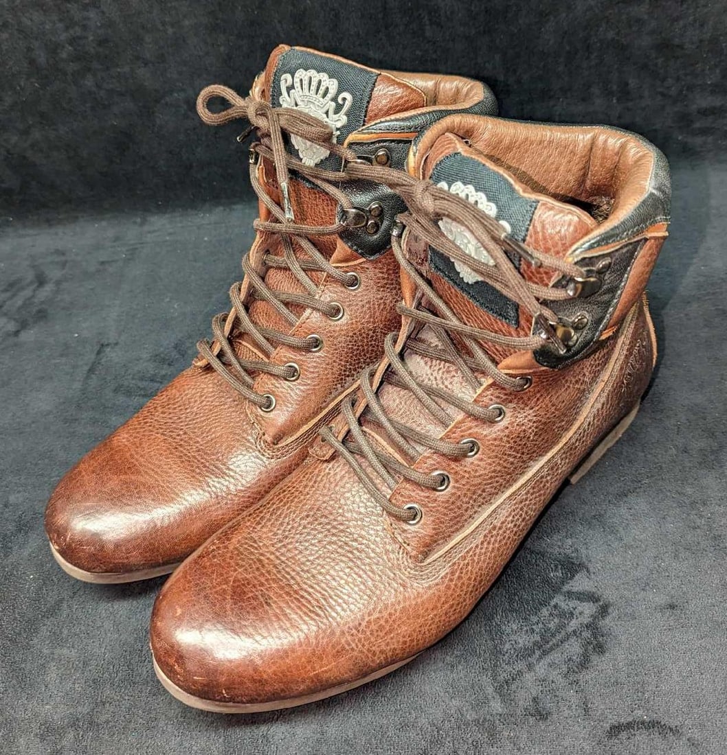 Men's 11.5 Blackstone Leather Expressio Hiking Boots: Men's 11.5 Blackstone Leather Expressio Hiking Boots. The boots have a durable leather upper and a stylish combat design. These boots come with a lace-up closure and round-toe shape. Each boot is 