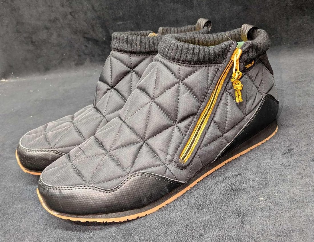 Teva Mens Size 12 Mid Quilted Boots Yellow: Teva Mens Size 12 Mid Quilted Boots Yellow. Water-resistant treated nylon upper for easy-clean and fast-dry. Lateral zip allows for easy on/off. A responsive PU sockliner/footbed cushions your foot an