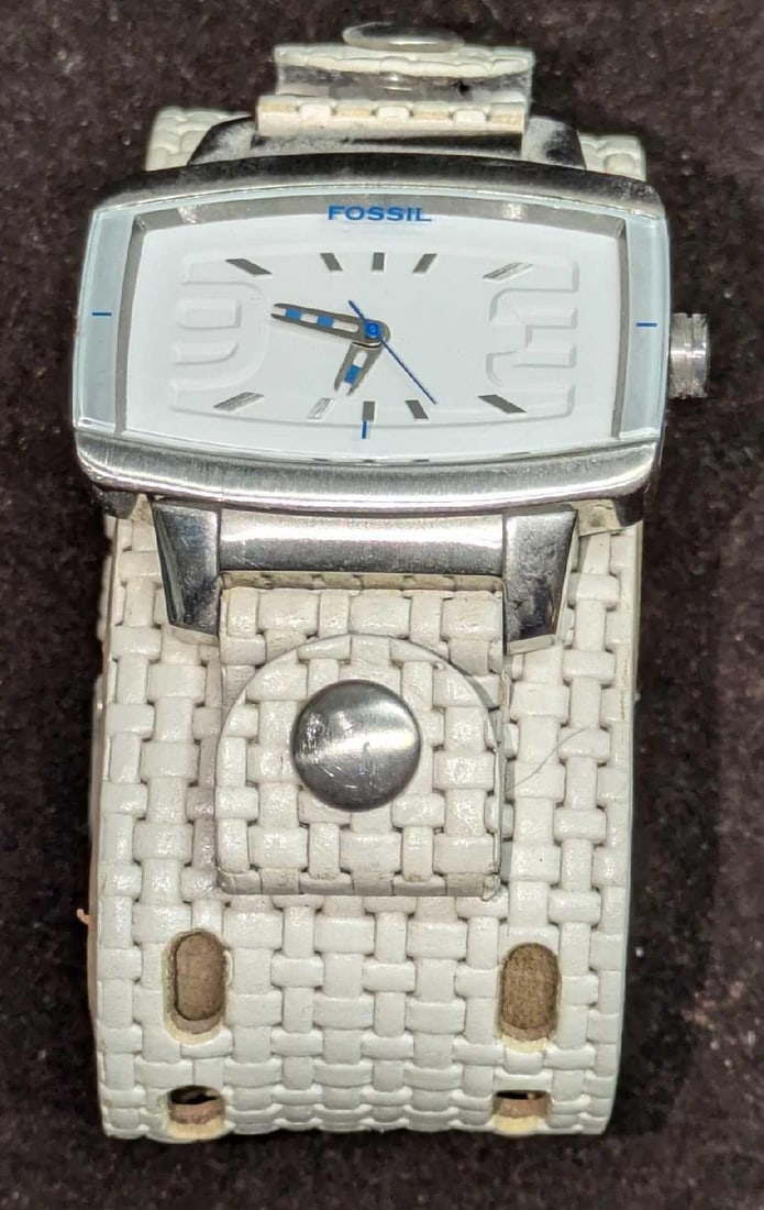 Fossil JR-9742 White Leather Watch: Fossil JR-9742 White Leather Watch. The battery needs to be replaced and it was not tested. Please note, the watch does not come with the holder seen in the images or the original box. This is approx