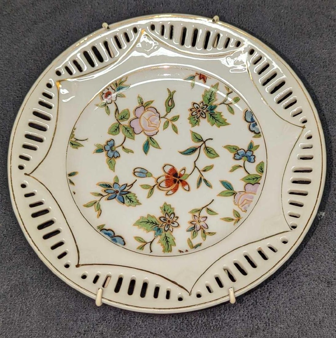Vintage Japanese Ceramic Laced Rim Flower Plate: Vintage Japanese Ceramic Laced Rim Flower Plate. This is approx 6 1/8" x 6 1/8" x 1" and it weighs 0.35lb. The small plate has a hook on the back for easy hanging. Please see the images as