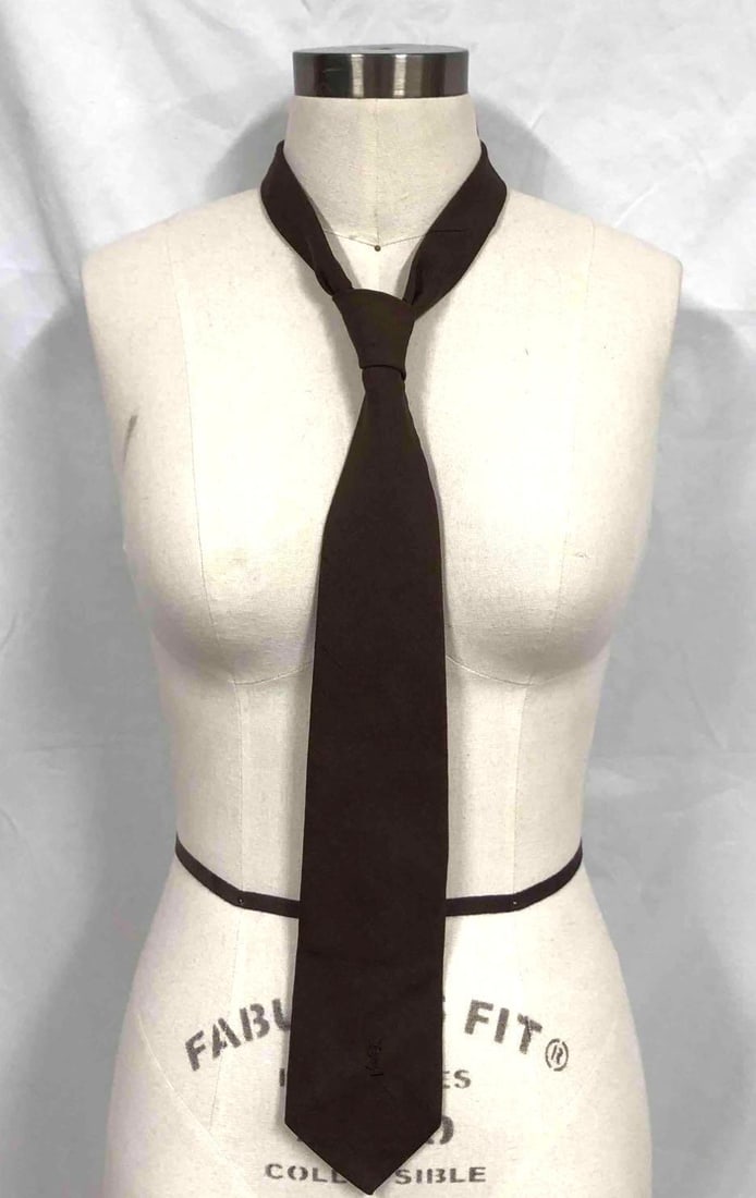 Vintage Yeves Saint Laurent YSL Neck Tie: This lot contains a vintage Yves Saint Laurent YSL neck tie. The tie is 100% silk. It is approx 57" x 3 1/2" and weighs about 0.1lbs. Overall the tie is in good used condition with some light 