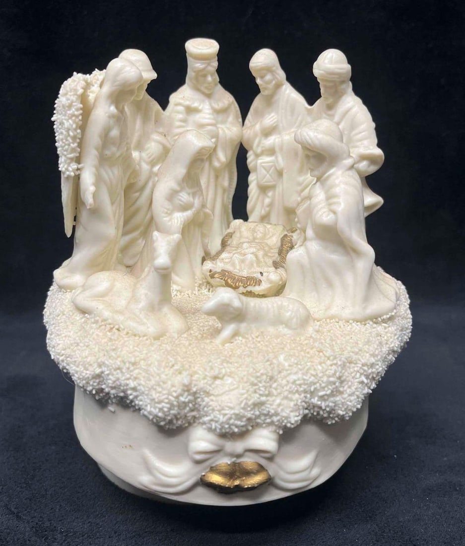 Vintage Christmas Nativity Spinning Music Box (1 of 10)