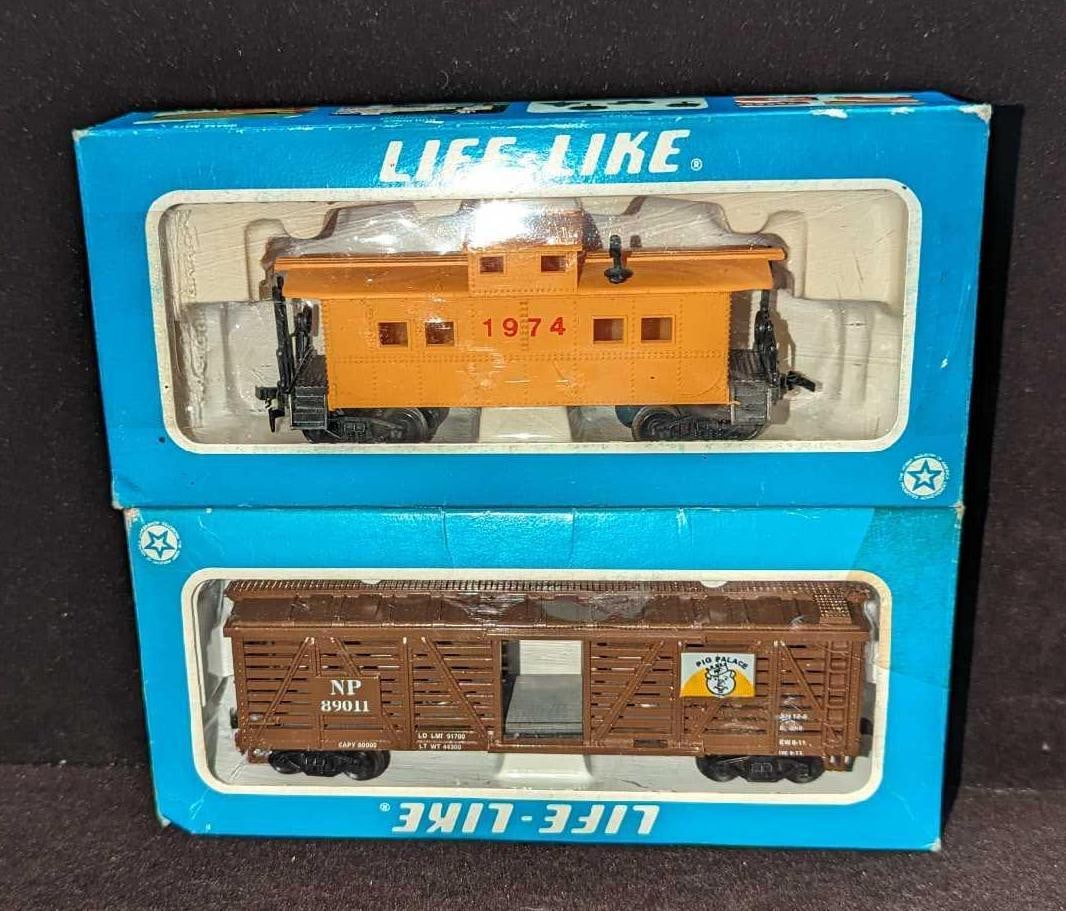 Life-Like HO Scale Pig Palace Cattle Car & Caboose: Life-Like HO Scale Pig Palace Cattle Car & Caboose. This lot includes: (1) Life-Like HO Scale Pig Palace Cattle Car. It comes in its original box that is approx 7 1/2" x 1 1/2" x 3 3/8"