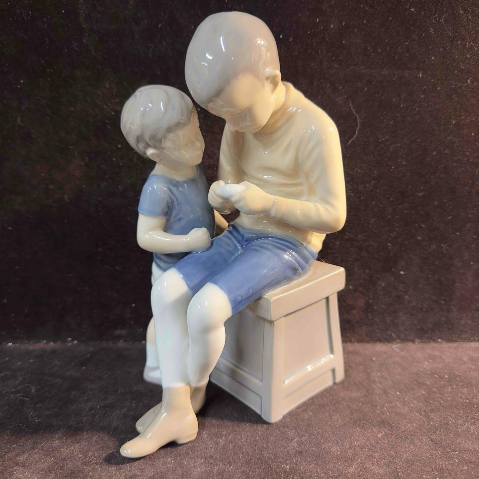 B&G Bing & Grondahl 1648 Tom and Willy Brothers Porcelain Figurine Denmark: B&G Bing & Grondahl 1648 Tom and Willy Brothers Porcelain Figurine Denmark. No cracks or breaks the bottom has light markings. This item is in good pre-owned, previously displayed condition wi
