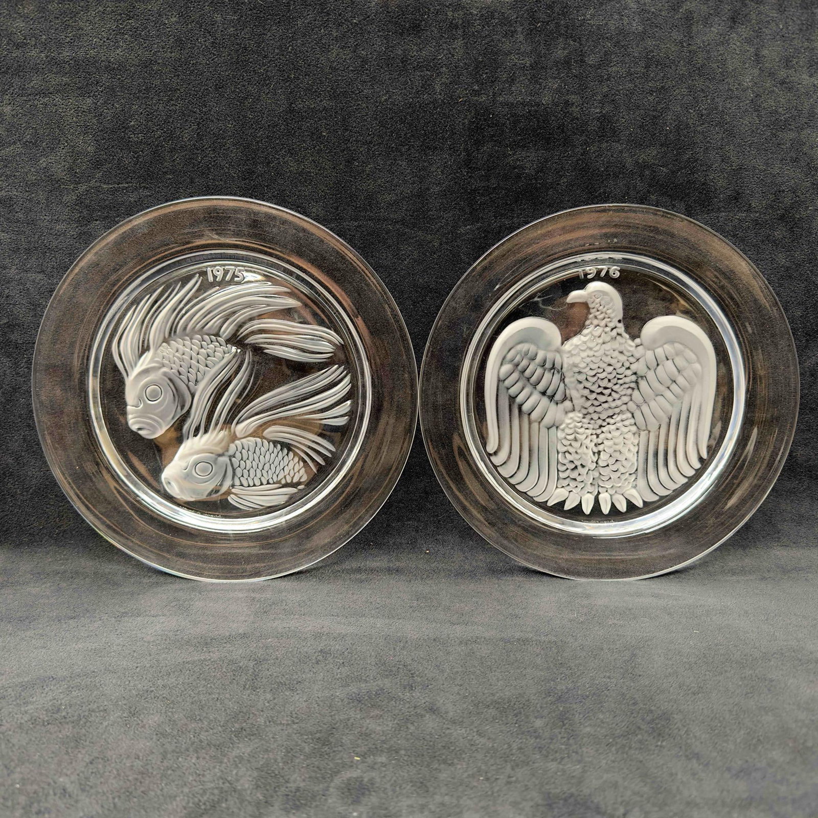 Signed Lalique France Crystal 1975 Duo De Poisson Fish Duet 1976 Agile Eagle Annual Plate Set: Signed Lalique France Crystal 1975 Duo De Poisson Fish Duet 1976 Agile Eagle Annual Plate Set. Lalique France Crystal plate from 1975 features a beautiful design of a set of fish and a 1976 Eagle etch