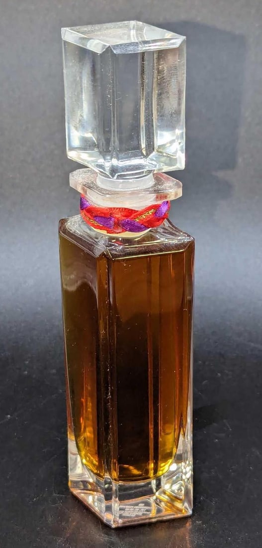 Vintage Giorgio Beverly Hills Red Extraordinary Perfume B: Vintage Giorgio Beverly Hills Red Extraordinary Perfume B. 1 fl oz. The bottle is approx 1 5/8" x 1 1/4" x 5 3/4" and it weighs 0.37lb. The bottle is nearly filled to the top. Please see t