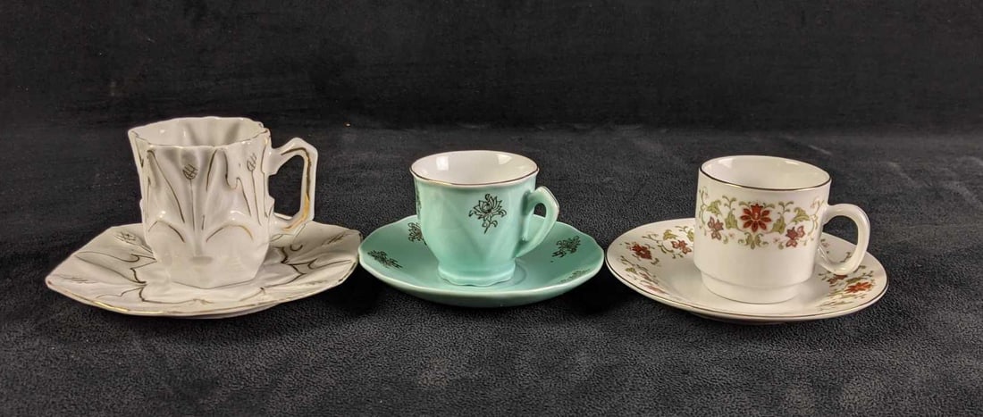 Small Tea Cups and Saucers: Small Tea Cups and Saucers Lot of three small teacups and saucers. These are adorable teacups for small tea parties. These are unknown brands of teacups they are all in good condition. They have sligh