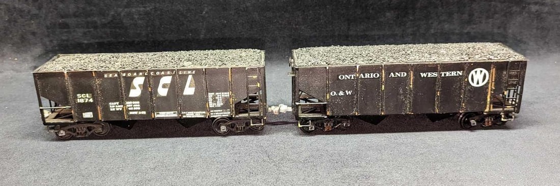 2 Vintage Distressed O Scale Model Train Coal Hoppers (1 of 8)