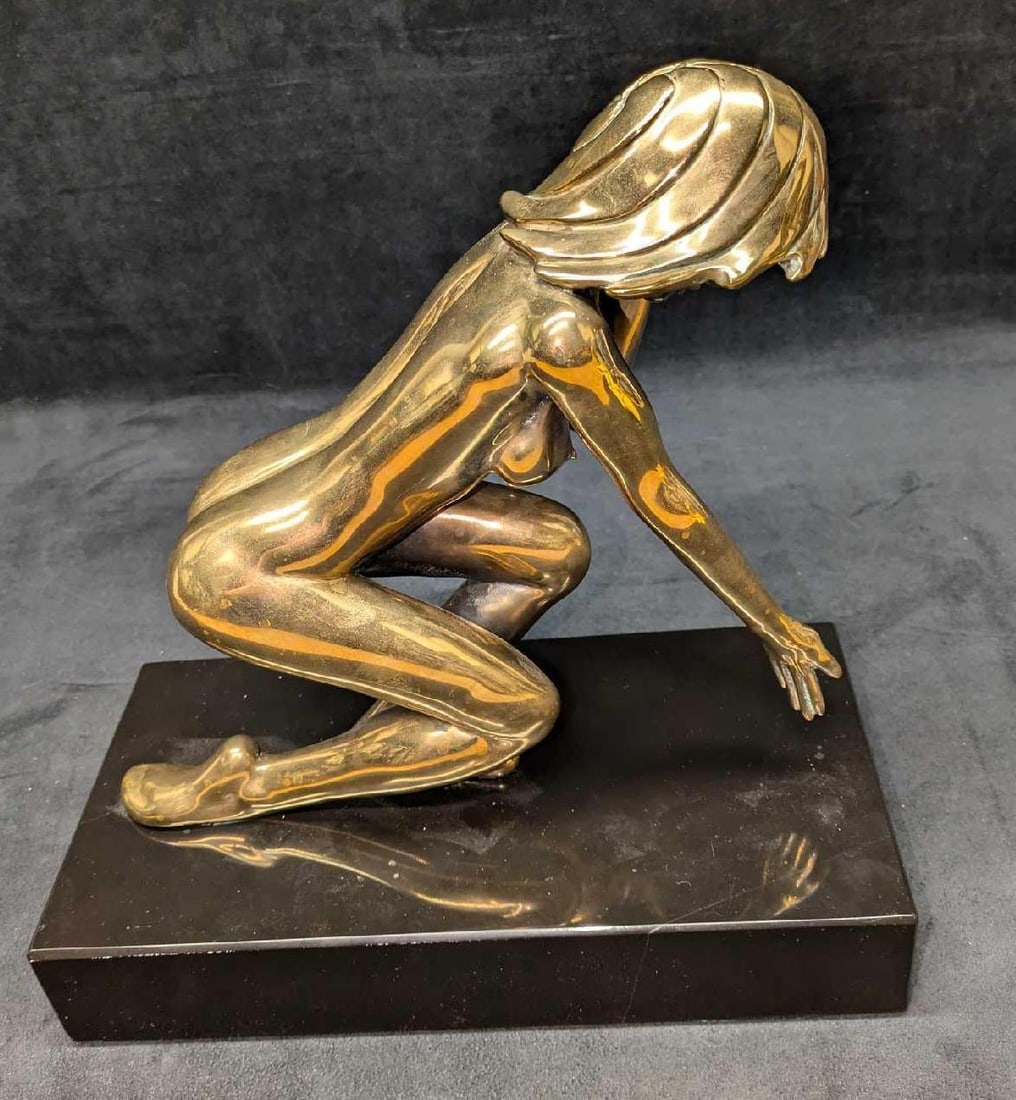 S&N Tom Bennett Bronze Nude Woman Sculpture: S&N Tom Bennett Bronze Nude Woman Sculpture. This is approx 12" x 6 1/4" x 12 1/2" and it weighs 25.40lbs. The statue has some wear and tarnish. Please see the images as they are part