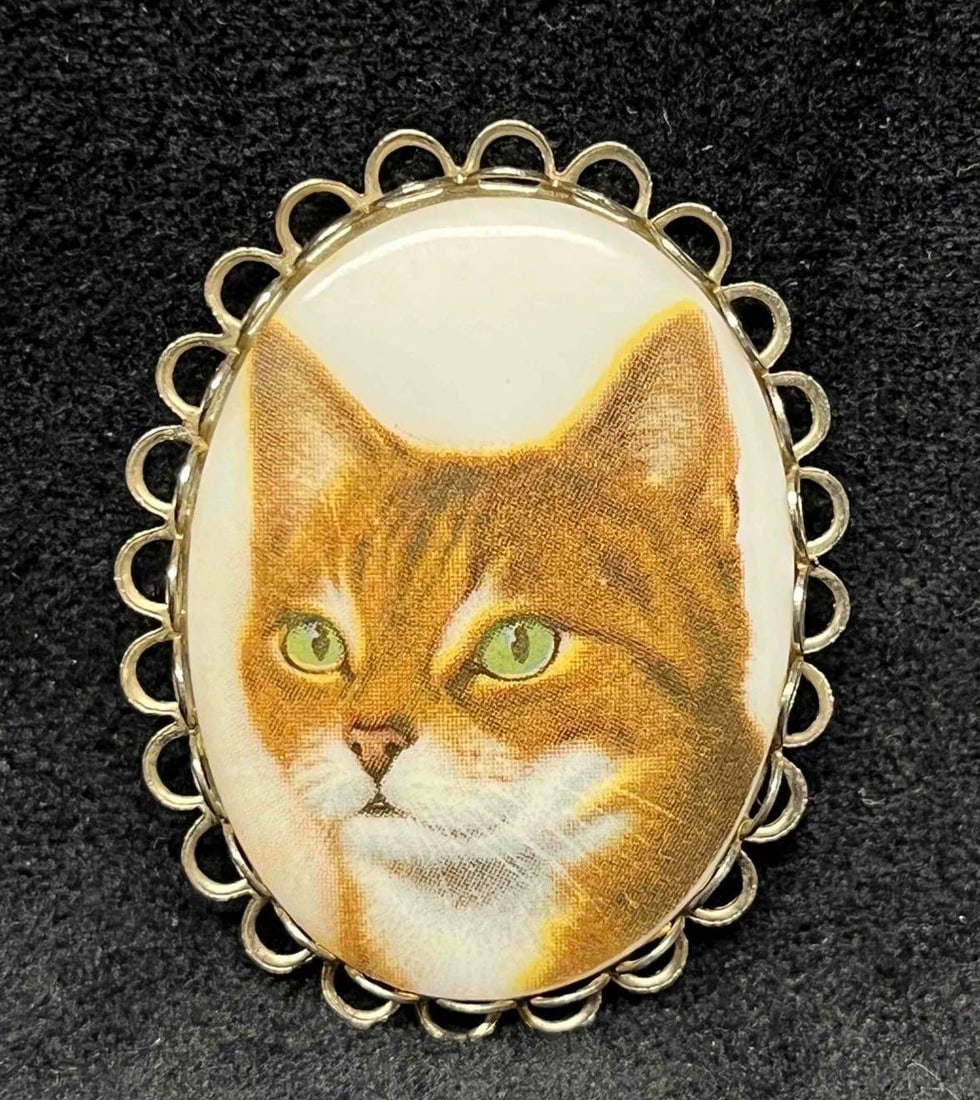 Vintage Ginger Cat Cameo Necklace Pendant: This lot contains a Vintage Ginger Cat Cameo Necklace Pendant. It is approx 1 3/4" x 1 1/2" x 1/4" and it weighs about 0.5oz. Overall the Necklace Pendant is in good used condition with no