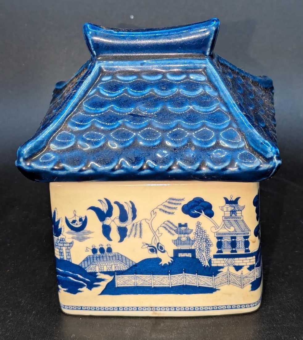 Vintage Blue Willow Porcelain Pagoda Tea Box (1 of 7)