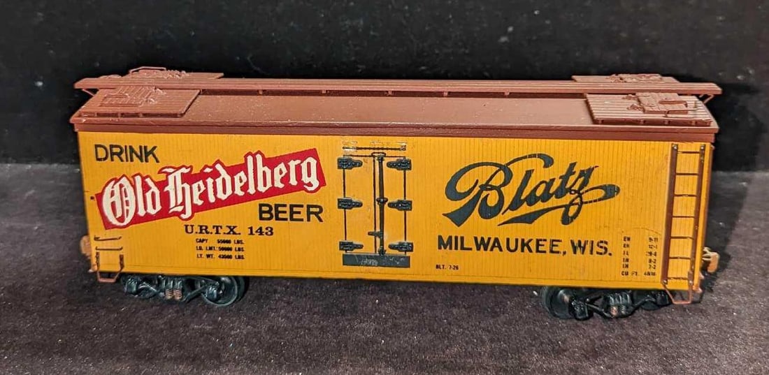 O Scale Blatz Beer Boxcar Old Heidelberg 143: O Scale Blatz Beer Boxcar Old Heidelberg 143. This was originally a kit. Is approx 10 1/2" x 2 1/2" x 3 3/8" and it weighs 0.66lb. The maker and date of creation are unknown. Is missing th