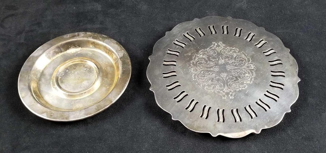 Vintage Oneida Silversmiths Trivet and Saucer: Vintage Oneida Silversmiths Trivet and Saucer is a lot of 2 and are in good condition. The silver-slated trivet will shine as a setting on the table or your wall. The floral pattern stands ou