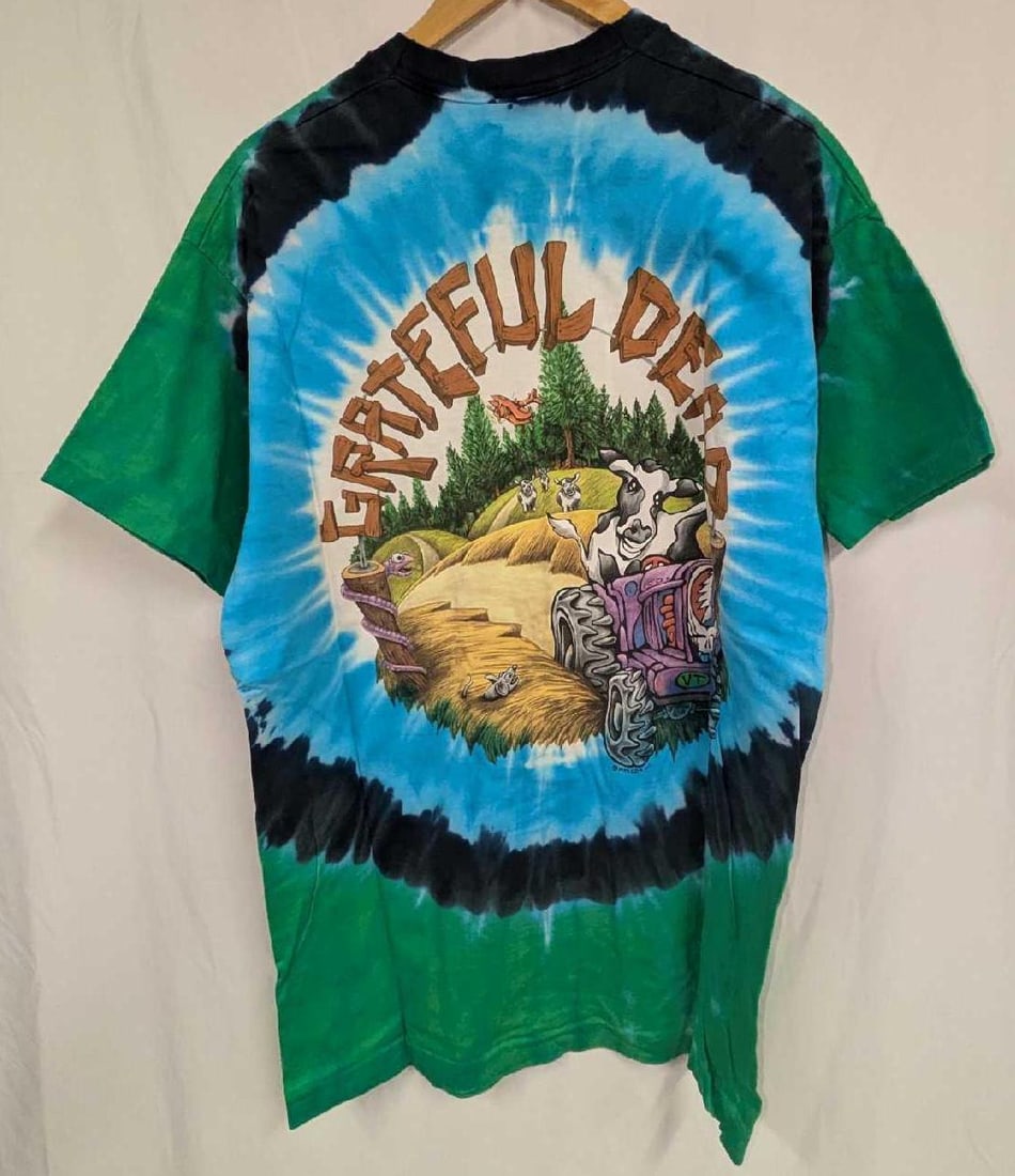 Liquid Blue Grateful Dead Highgate Cows Shirt XL: Liquid Blue Grateful Dead Highgate Cows Shirt XL. This shirt does not appear to have ever been worn. 100% Cotton. Please note, it does not come with the hanger seen in the image. Folded, the shirt is 