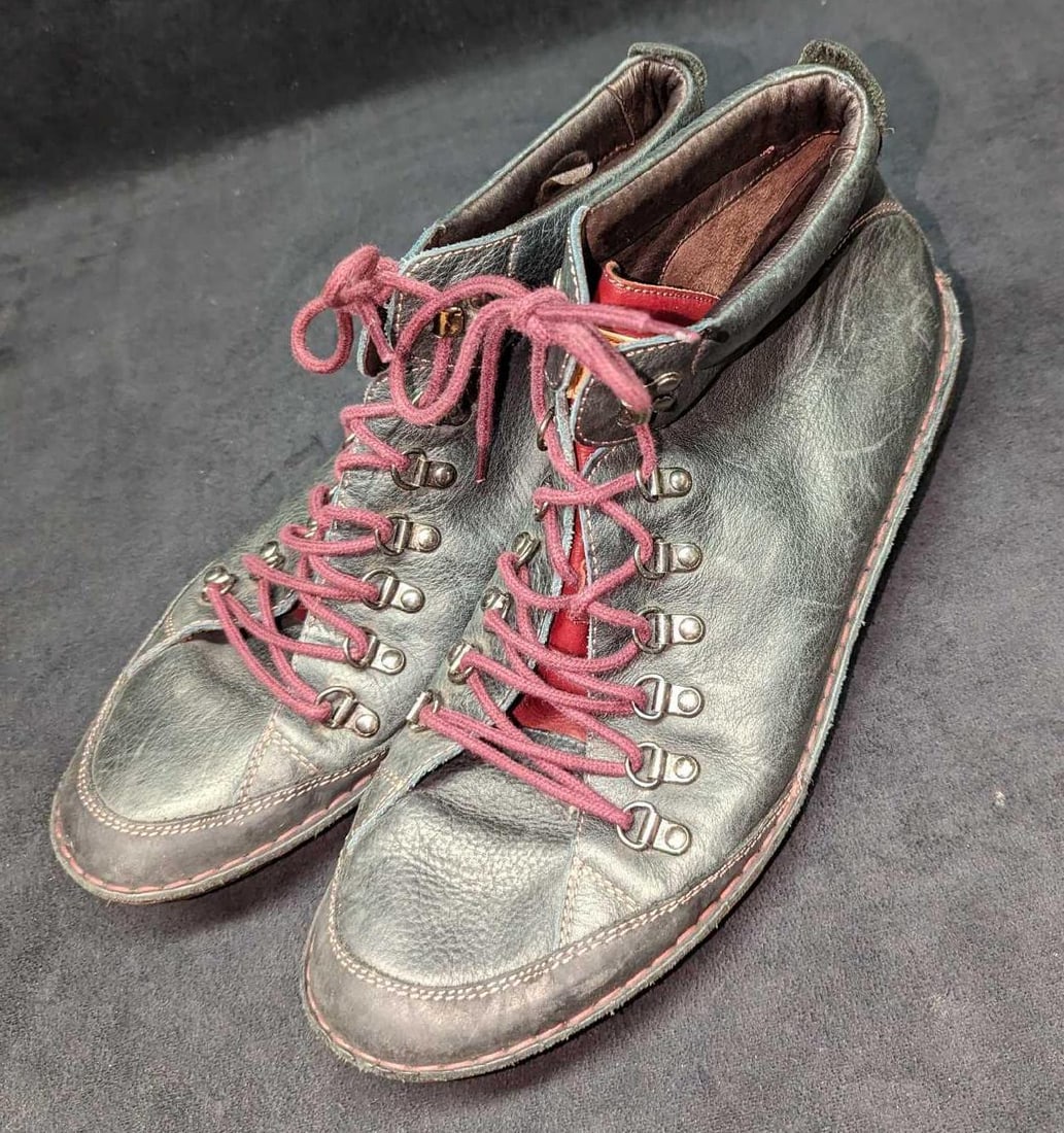 Mens 11.50 Pikolinos Hiking Boots: Mens 11.50 Pikolinos Hiking Boots. Each boot is approx 12 3/4" x 5" x 5 3/4" and the total weight is 2.33lbs. The boots have wear on the edges and leather, along with some scratches and ma