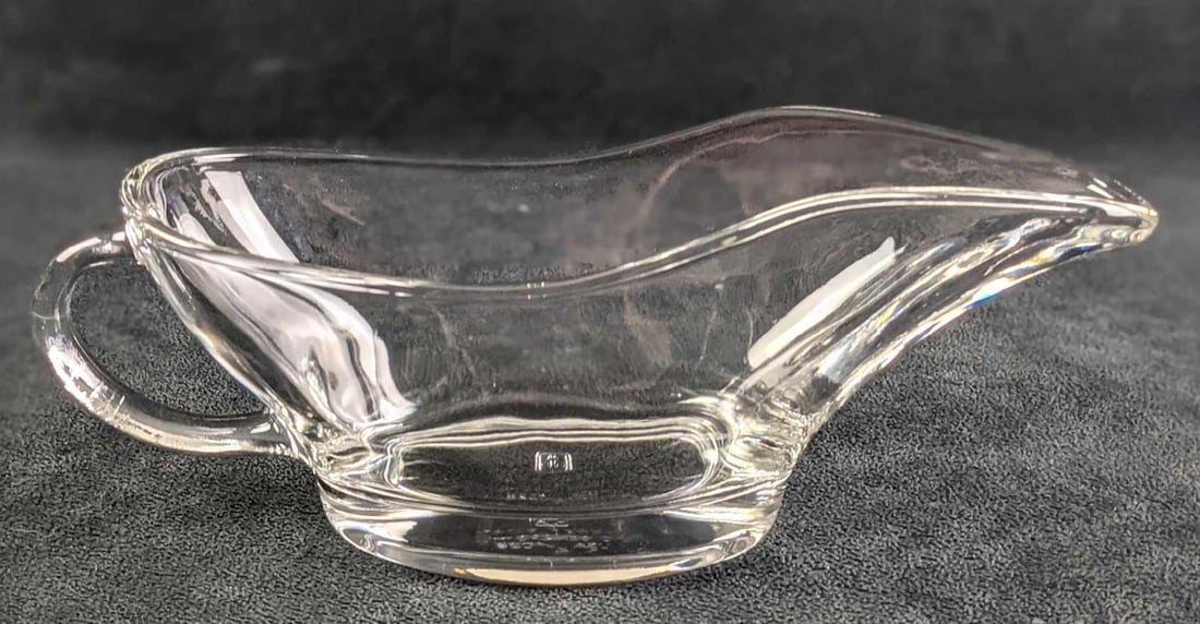 Anchor Hocking Clear Glass Gravy Boat Usa 10oz: Anchor Hocking Clear Glass Gravy Boat Usa 10oz. Is approx 9" x 4" x 3 1/2" and it weighs 1.10lb. The gravy boat is in a good, used condition with no known damage.