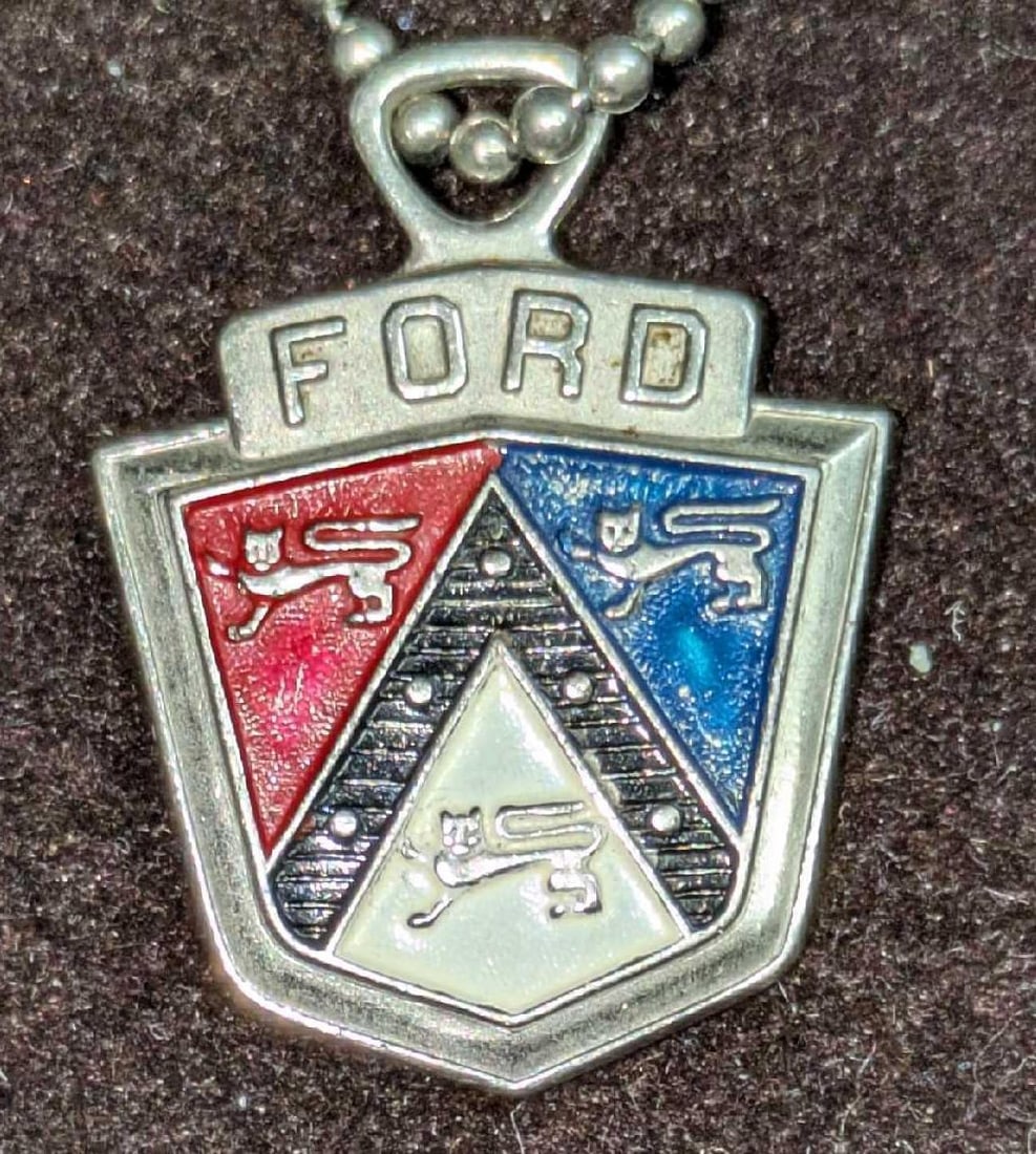 Vintage Ford Motor Club Keychain Macomb, Illinois: Vintage Ford Motor Club Keychain Macomb, Illinois. This is approx 3/4" x 2 3/4" and it weighs 6.6g. There is some light color fading on the shield. Please see the images as they are part of th