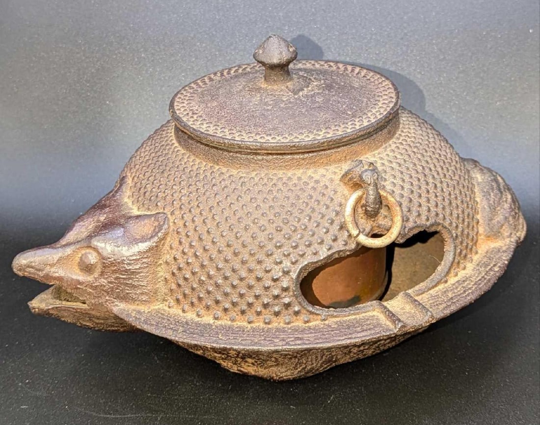 Vintage Japanese Cast Iron Tanuki Incense Burner: Vintage Japanese Cast Iron Tanuki Incense Burner. This is approx 8" x 6" x 4 1/2" and it weighs 2.59 lbs. The burner has some surface rust. Please see the images as they are part of the de
