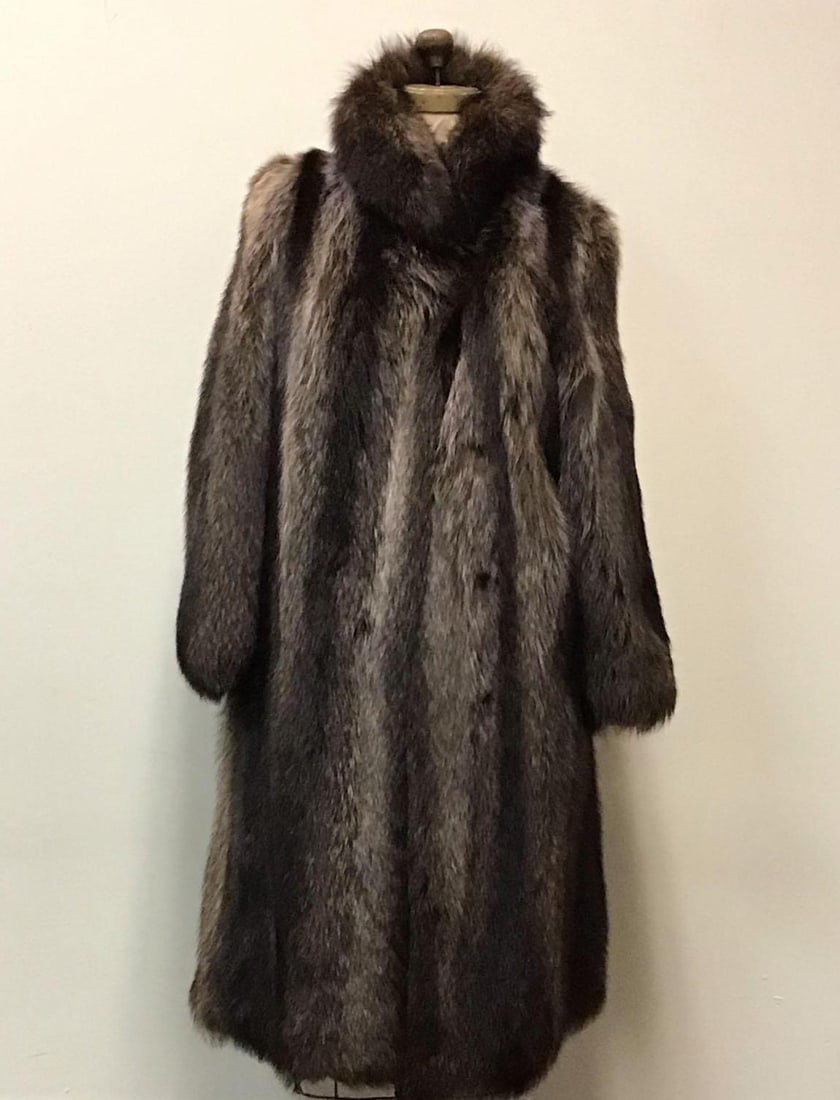 Giguere Fourrures Raccoon With Fox Collar Fur Coat: Giguere Fourrures Raccoon With Fox Collar Fur Coat. This coat features a black linen interior with four hook and clips and two exterior pockets. This coat is in very good used condition with no known 
