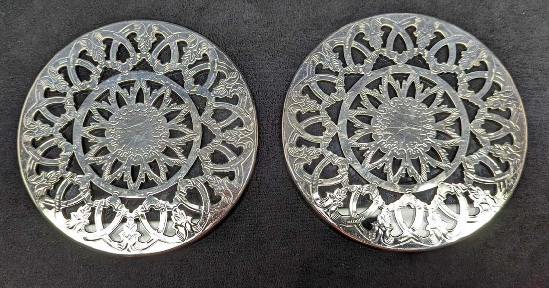 2 Vintage Reticulated Silver Plate Glass Trivets: 2 Vintage Reticulated Silver Plate Glass Trivets. Each is approx 6 1/4" x 6 1/4" x 1/4' and the total weight is 1.33lb. The trivets have some scratches and signs of wear.