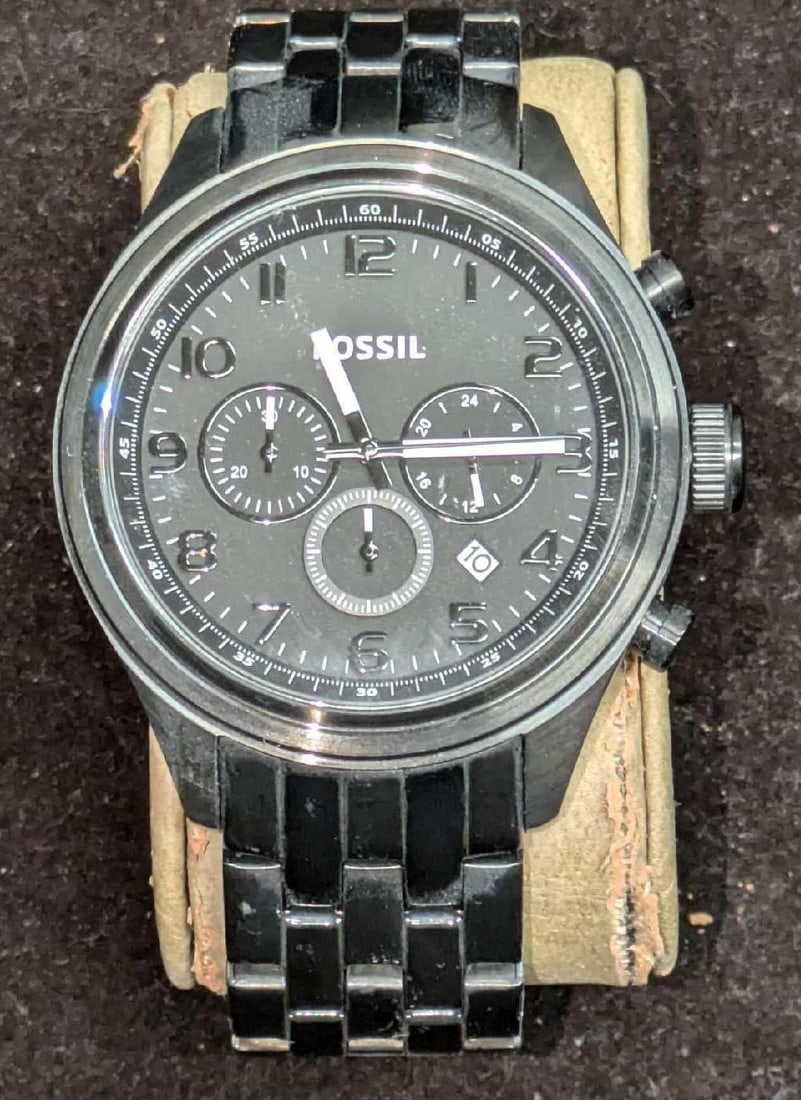 Fossil Watch BQ1030 Men’s Watch Black W/Black Numbers: Fossil Watch BQ1030 Men’s Watch Black W/Black Numbers. This watch requires a new battery and was not tested. Please note, the watch does not come with the holder seen in the images or the original b