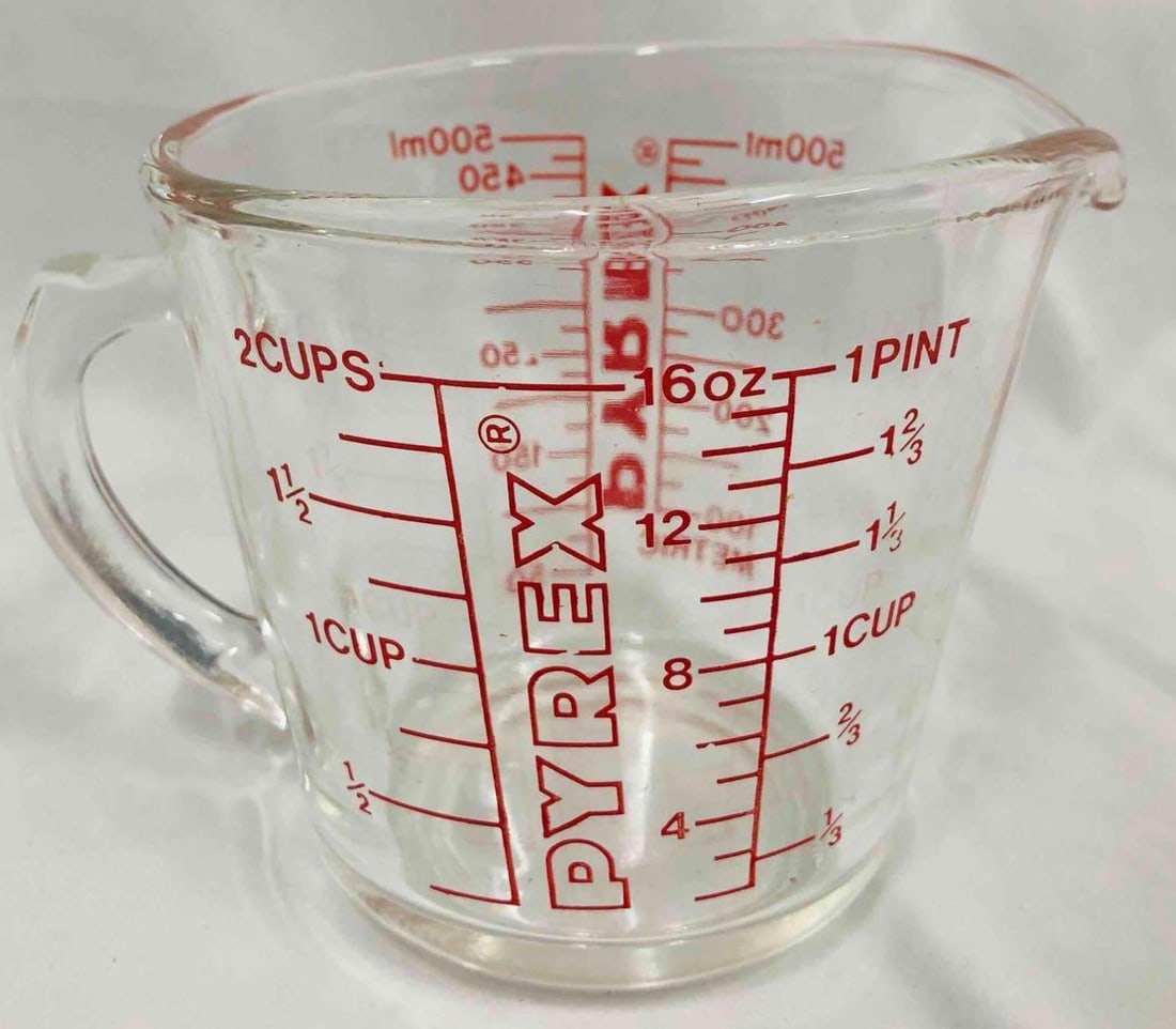 Vintage Pyrex Measuring Cup (1 of 9)