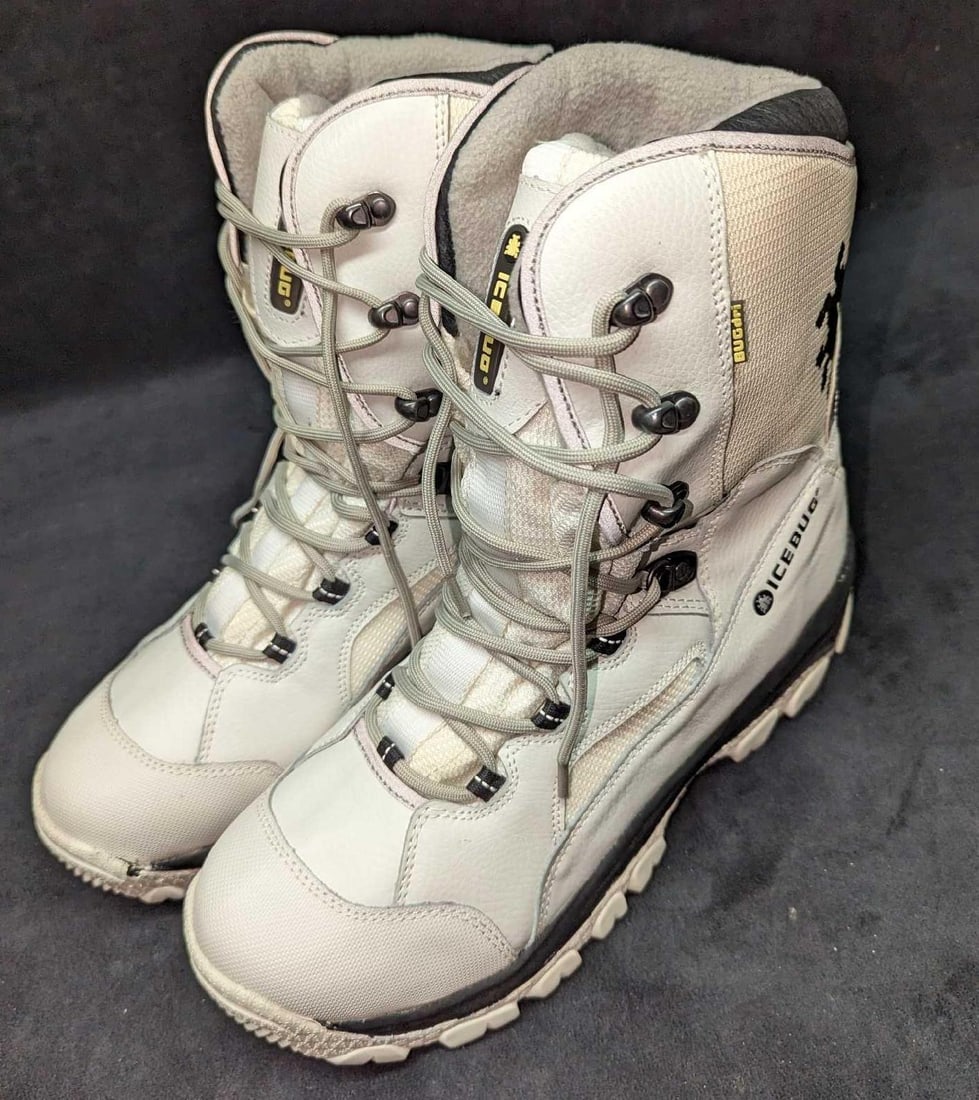 Unisex Size 11 Icebug Sorix Snow Boot: Unisex Size 11 Icebug Sorix Snow Boot. New with tags. Each boot is approx 12 1/2" x 5" x 10 3/4" and the total weight is 4.29lb. The boots have small black markings from storage. "Warm