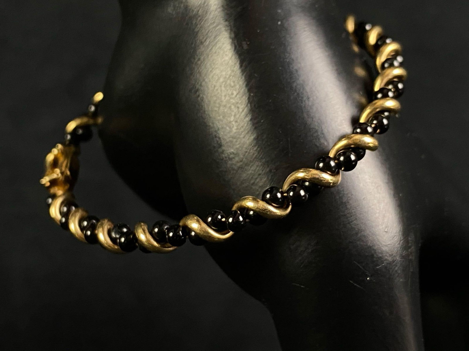 Vintage 14K Gold Onyx Micro Bead Twist Bracelet: Vintage 14K Gold Onyx Micro Bead Twist Bracelet This fine jewelry piece has been tested and researched prior to listing. Please view all our pictures prior to bidding they are part of our description.