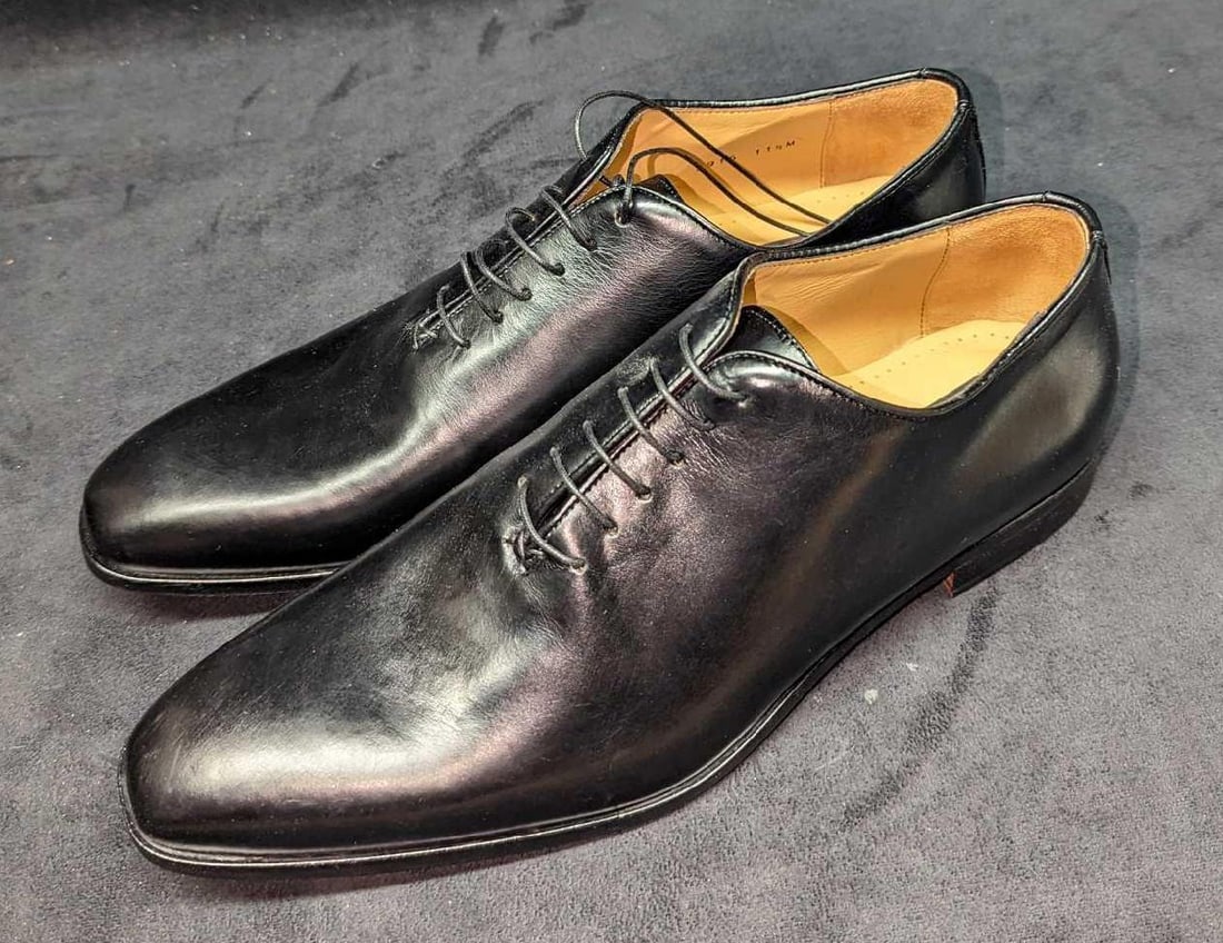 Italy Black Leather Mercanti Florentini Men's 11 1/2 Shoe: Italy Black Leather Mercanti Florentini Men's 11 1/2 Shoe. The shoes come in the original box that is approx 7 1/2" x 13" x 5" and it weighs 2.62 lbs. There is some light wear on the s